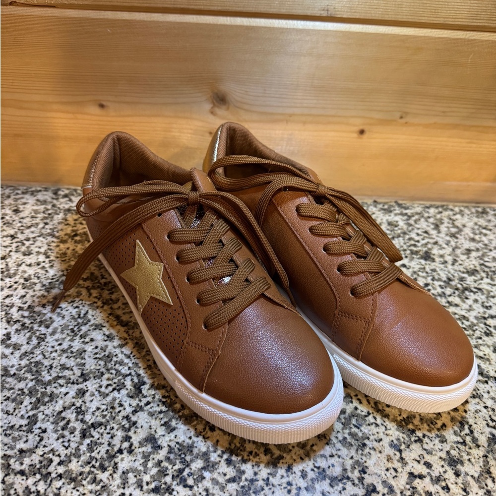 Outwoods Womens Brown Faux Leather Gold Star Metallic‎ Fashion Sneakers Size 8